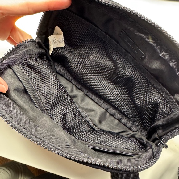 Everywhere Belt Bag 1L - Picture 2 of 6